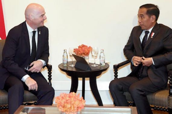 Bertemu Presiden FIFA, Jokowi: Kami Siapkan 10 Stadion untuk Piala Dunia U-20 - JPNN.COM