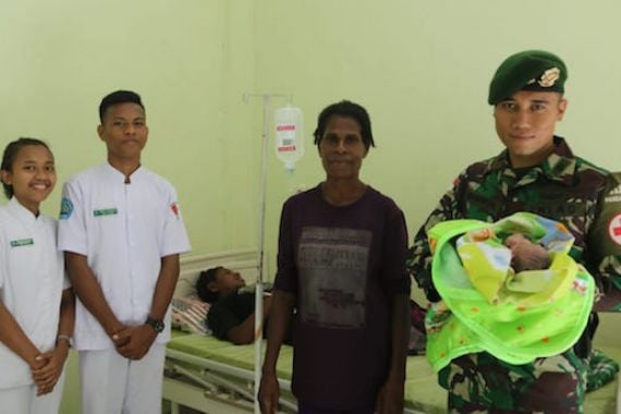 Anggota TNI Yonif 411 Kostrad Bantu Persalinan Warga Kampung Erambu Papua - JPNN.COM
