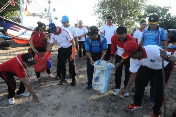 Prajurit Lanal Denpasar Ikut Gertak Bersih Pantai Kelan - JPNN.COM