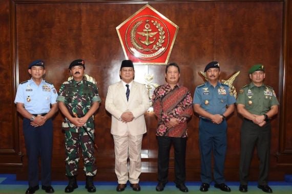 Kasal Mendampingi Panglima TNI Sambut Kunjungan Menhan Prabowo Subianto - JPNN.COM