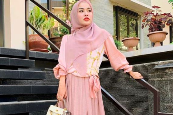3 Berita Artis Terheboh: Medina Lepas Hijab? Suami Tantri Kotak Sakit - JPNN.COM