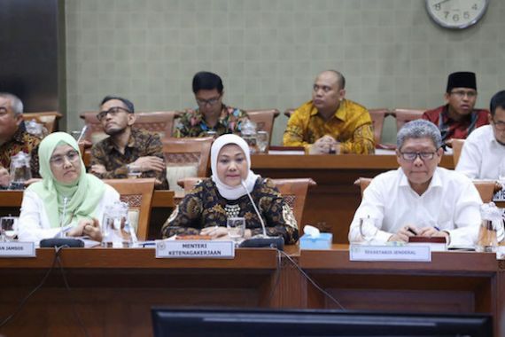 Menaker Ida Fauziyah Hadiri Raker Perdana di DPR - JPNN.COM