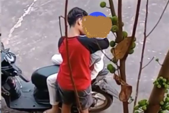 Viral Video Sepasang Remaja Berbuat Mesum di Kawasan Stadion - JPNN.COM