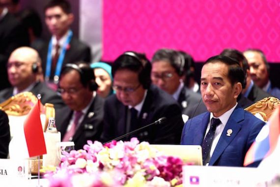 Jokowi Singgung Resesi Ekonomi di Forum KTT ASEAN Plus Three Bangkok - JPNN.COM