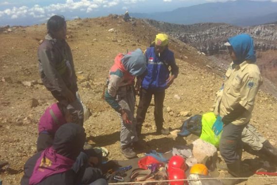 Dua Pendaki Jatuh ke Kawah Gunung Dempo - JPNN.COM
