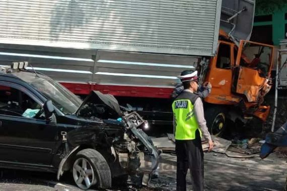 Truk Tronton Tabrak Mobil Rombongan Pengantin, Tujuh Orang Luka-Luka - JPNN.COM