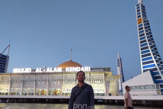 Al-Alam, Masjid Megah yang Dibangun di Tengah Teluk Kota Kendari - JPNN.COM