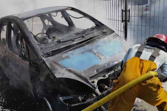 Bum, Mobil yang Dikendarai Pelajar Terbakar - JPNN.COM