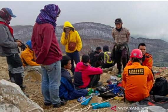 100 Personel Gabungan Dikerahkan Evakuasi Jenazah Dua Pendaki di Gunung Dempo - JPNN.COM