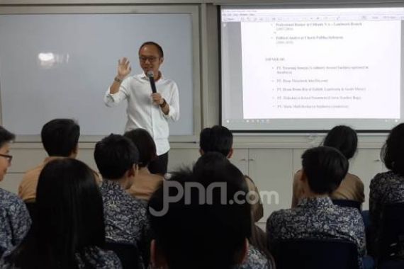 Siswa Global Sevilla School Antusias Dengar Paparan Yunarto Wijaya tentang Passion - JPNN.COM
