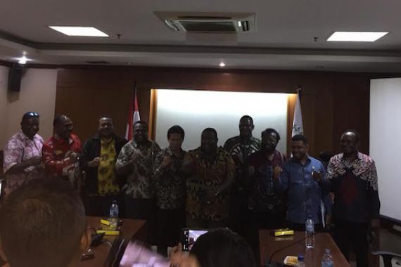 Filep Wamafma: Partai Lokal Penting Untuk Mengayomi Hak Politik Orang Asli Papua - JPNN.COM