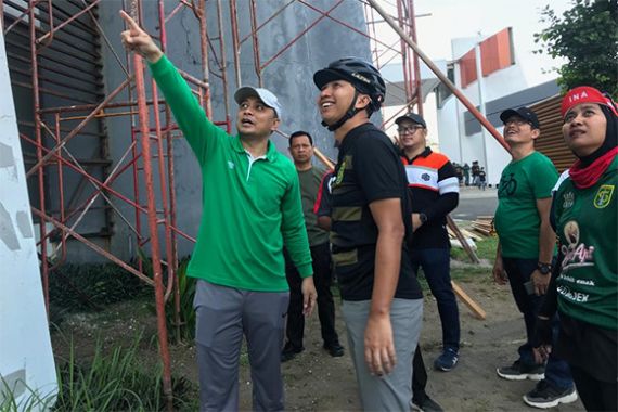 Kerja Bakti Bersama Bonek, Eri Cahyadi Koordinasikan Perbaikan Gelora Bung Tomo - JPNN.COM