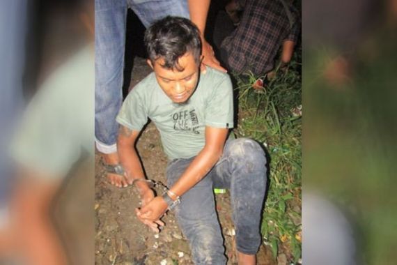 Puluhan Polisi Gerebek Kampung Kubur, Tersangka Narkoba Terjun ke Sungai - JPNN.COM