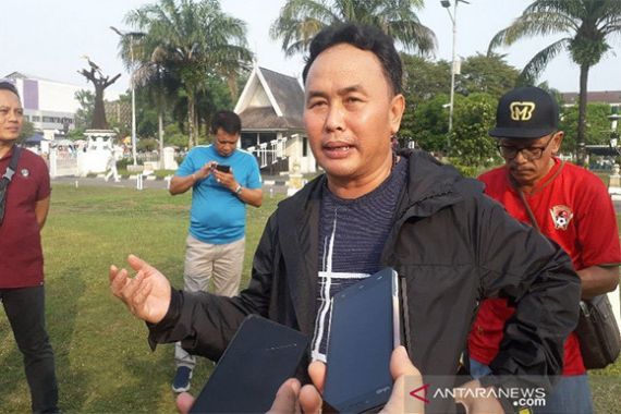 Lempar Botol ke Lapangan, Gubernur Sugianto Sabran Dapat Sanksi dari PSSI - JPNN.COM