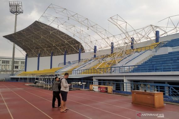 Atap Stadion Arcamanik Hancur Diterjang Hujan dan Angin - JPNN.COM