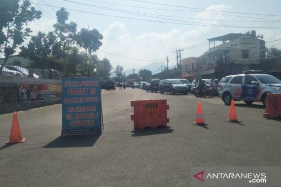 12 Jam Terjebak Macet di Jalur Puncak-Cianjur - JPNN.COM