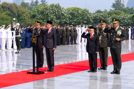 Hari Pahlawan, Presiden Jokowi Tabur Bunga di Makam Bu Ani dan Pak Habibie - JPNN.COM