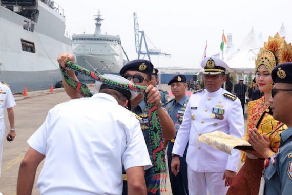 Lantamal III Jakarta Dapat Kejutan dari Kapal Perang Angkatan Laut India Saat Momen Peringatan Hari Pahlawan - JPNN.COM