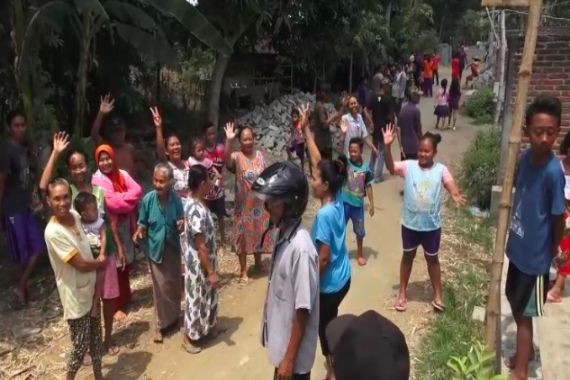 Emak-Emak Turun ke Jalan Ikut Demo Warga, Hancurkan Paving Desa - JPNN.COM