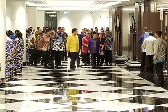 Megawati dan Surya Paloh Bersalaman, Setelah Itu SYL Ambil Peran - JPNN.COM