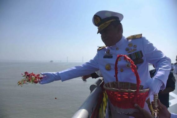 Komandan Gugus Tempur Laut Pimpin Upacara Tabur Bunga di Atas Kapal Perang - JPNN.COM