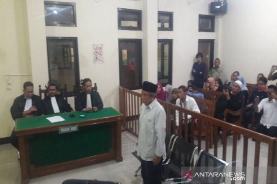 Disaksikan Anggota 'Empat Sekawan', Pelawak Qomar Divonis 17 Bulan Penjara - JPNN.COM