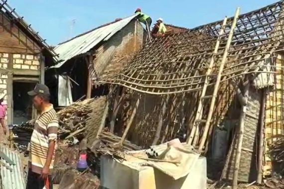 Puting Beliung Menerjang, Ratusan Rumah Warga Rusak - JPNN.COM