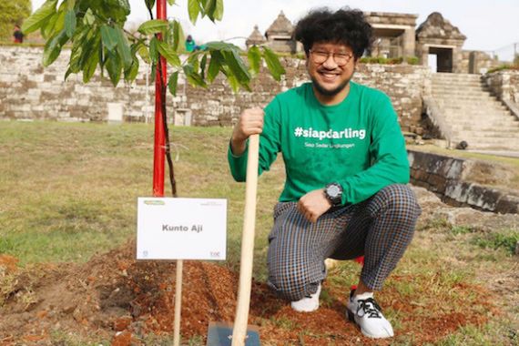 Peduli Lingkungan, Kunto Aji Ikut Hijaukan Candi Ratu Boko - JPNN.COM