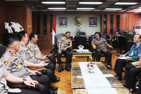 Siti Nurbaya: KLHK dan Polri Bersinergi Dalam Menangani Karhutla - JPNN.COM