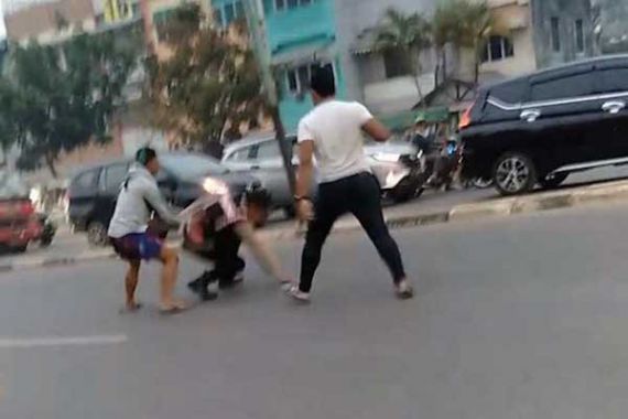 Viral Video Oknum TNI-Polisi Baku Hantam di Tengah Jalan, Dua Lawan Satu - JPNN.COM