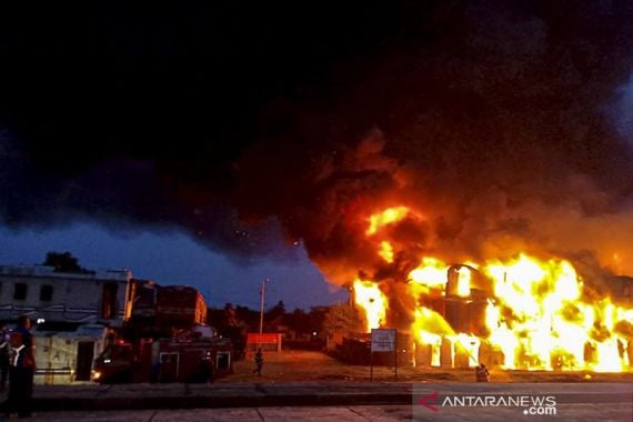 Dahsyat, Ratusan Gerbong Kereta Api Terbakar - JPNN.COM