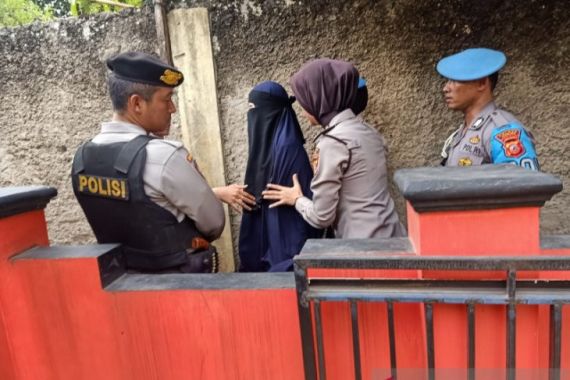 Densus Lepaskan Istri Terduga Teroris yang Ditangkap di Cianjur - JPNN.COM