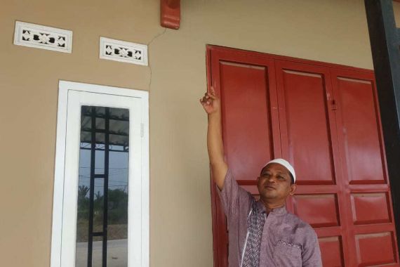 Dinding Rumah Warga Retak Dampak Proyek Tol Serang-Panimbang - JPNN.COM