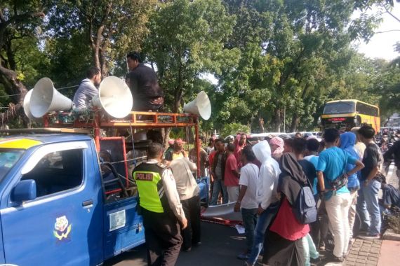 Sekelompok Preman Bubarkan Demo Mahasiswa di Dekat Istana - JPNN.COM