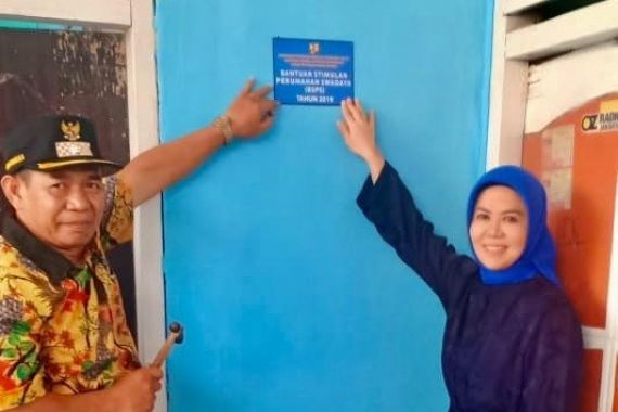 Intan Fauzi Pasang Papan Peneng BSPS di Kota Depok - JPNN.COM