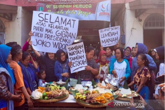 Pedagang Pasar di Solo Gelar Syukuran Sambut Kelahiran Cucu Presiden Jokowi - JPNN.COM
