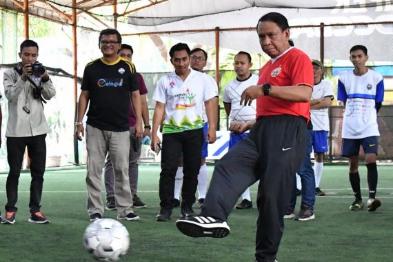 Menpora Buka Kejuaraan Futsal Kontan 2019 dengan Melakukan Tendangan Kick Off - JPNN.COM