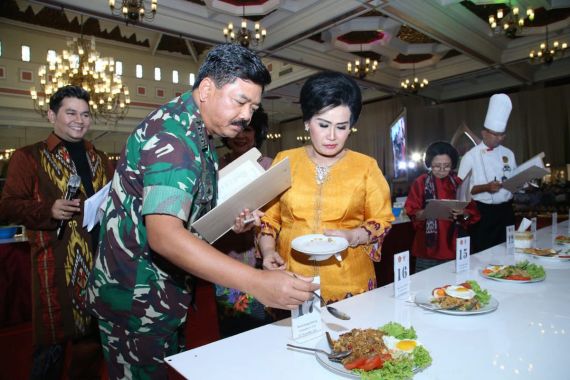 Keren! Panglima TNI Jadi Juri Lomba Memasak Nasi Goreng - JPNN.COM