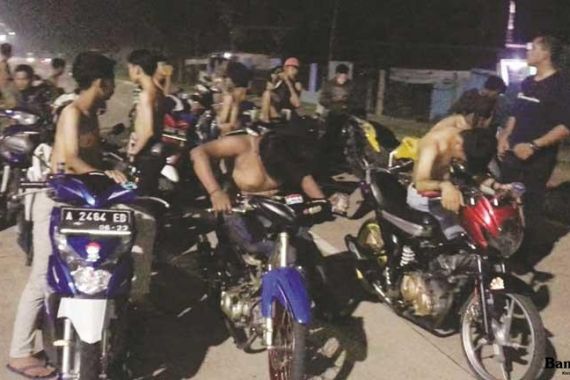 Rasain, Pembalap Liar Dihukum Dorong Motor Dua Kilometer - JPNN.COM