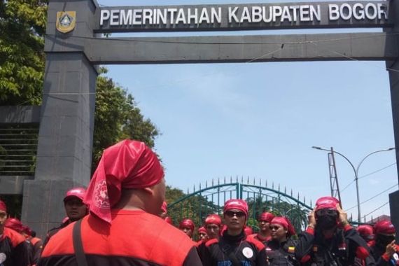 Serikat Pekerja Kabupaten Bogor Tuntut Upah Minimum Rp 8,5 Juta - JPNN.COM
