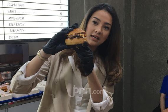 Anya Geraldine Kini Jadi Juragan Burger - JPNN.COM