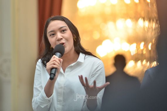 Stafsus Presiden Putri Indahsari Tanjung: Orang Pasti Menyambungkan Saya dengan Bapak - JPNN.COM