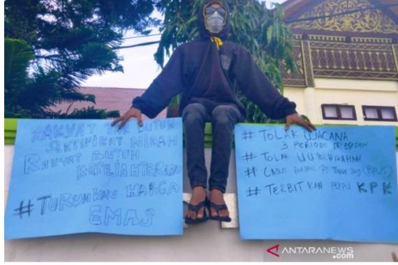 Mahasiswa Aceh Ini Buat Aksi Tunggal Tolak Aturan Sertifikat Perkawinan - JPNN.COM
