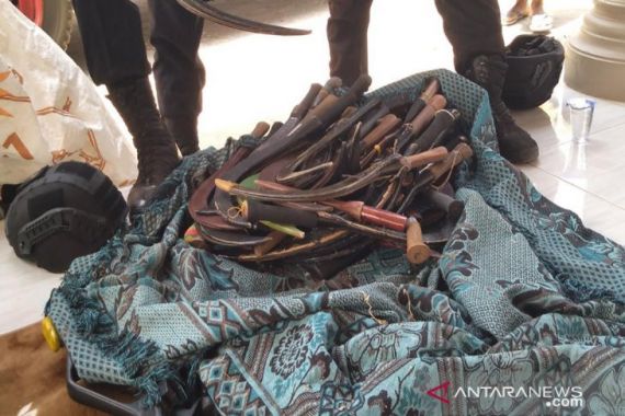 Ratusan Senjata Tajam Ditemukan dari Lokasi Pilkades di Sampang - JPNN.COM