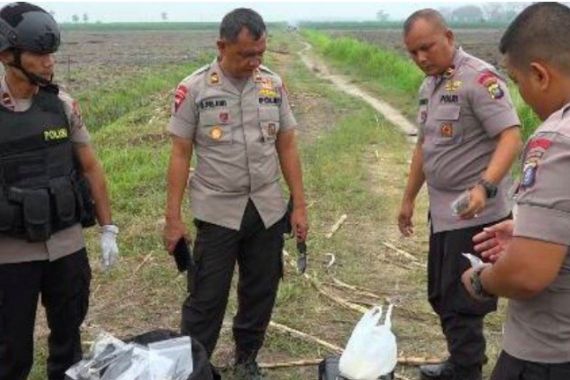 Densus 88 Antiteror Musnahkan Bom Milik Jaringan Teroris di Hamparan Perak - JPNN.COM