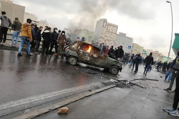 731 Bank dan Puluhan SPBU Dibakar Demonstran di Iran - JPNN.COM