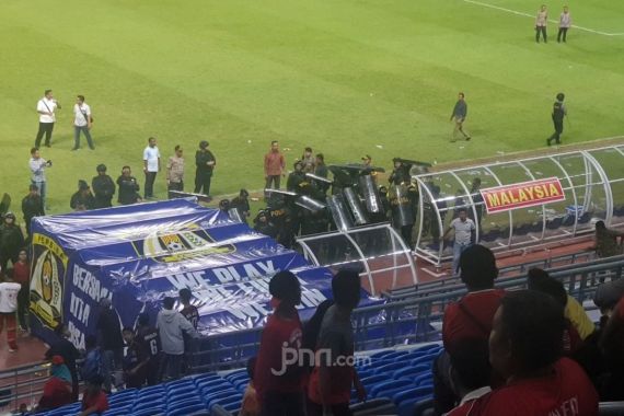 Ricuh Usai Laga, Pemain Malaysia Tertahan di Stadion Hingga Dini Hari - JPNN.COM