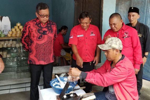 Kunjungi UMKM Semprong, Hasto Ajak Peduli Kuliner Lokal - JPNN.COM
