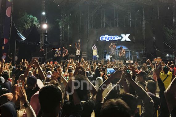 Tipe-X Bikin Pengunjung '90s Festival' Bergoyang - JPNN.COM