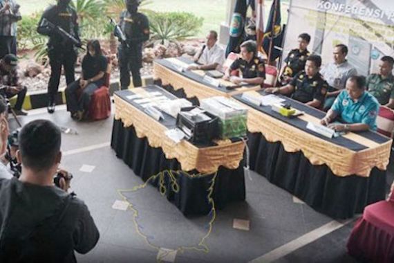 Bea Cukai Tanjung Emas Gagalkan Penyelundupan 2 Kg Sabu-sabu - JPNN.COM